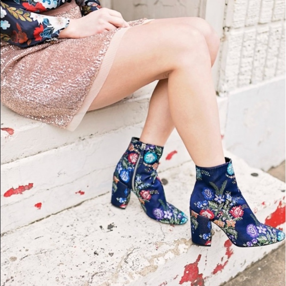 Zara Embroidered Blue Floral Bootie Size 7.5